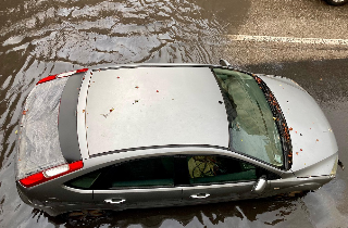 Maltempo nel Piceno, gradine e auto intrappolate nei sottopassi allagati